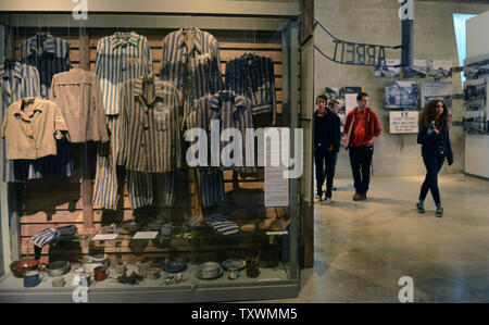 Promenades visiteurs près d'un camp de concentration d'affichage uniformes portés par les Juifs pendant le règne de l'Allemagne nazie pendant la guerre mondiale II, qui a abouti à l'assassinat de six millions de Juifs, dans le Musée de l'Holocauste Yad Vashem à Jérusalem, Israël, le 25 janvier 2015. La Journée de l'Holocauste International sera marqué le 27 janvier, date de 1945 lorsque le camp de concentration Auschwitz-Birkenau fut libéré par les forces soviétiques. Photo par Debbie Hill/UPI Banque D'Images