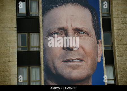 Une grande affiche de campagne électorale Isaac Herzog, co-leader du parti de l'Union sioniste, se bloque sur un immeuble à Jérusalem, Israël, le 12 mars 2015. Les Israéliens rendront aux urnes le 17 mars pour voter aux élections législatives. Photo par Debbie Hill/UPI Banque D'Images