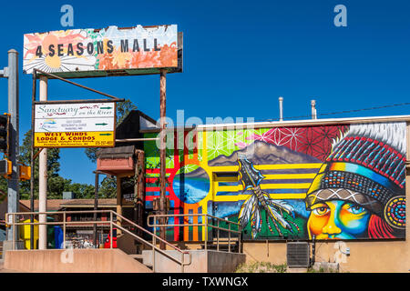 Ruidoso Projet Mural parrainé par l'Association Midtown Ruidoso, fresque sur les Quatre Saisons Mall, "Culture enchantée" par Logan Fle, Nouveau Mexique, USA. Banque D'Images