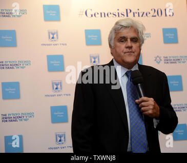 L'humoriste américain Jay Leno fait une déclaration à la presse avant de redescendre la genèse de Jérusalem, Israël, le 18 juin 2015. Le Prix Genesis rend hommage à des personnes qui ont atteint l'excellence dans leur domaine et ont inspiré d'autres personnes dans leur engagement et leur dévouement à la communauté juive et l'état d'Israël. -Piscine Photo par Debbie Hill/UPI Banque D'Images