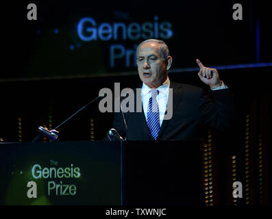 Le Premier ministre israélien Benjamin Netanyahu parle lors de la cérémonie du Prix Genesis avant la présentation de l'American Jewish acteur Michael Douglas la genèse de Jérusalem, Israël, le 18 juin 2015. Le Prix Genesis rend hommage à des personnes qui ont atteint l'excellence dans leur domaine et ont inspiré d'autres personnes dans leur engagement et leur dévouement à la communauté juive et l'état d'Israël. -Piscine Photo par Debbie Hill/UPI Banque D'Images