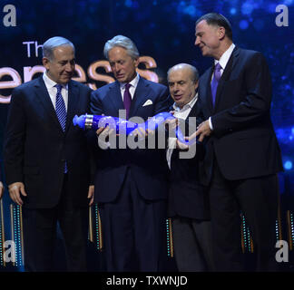 American Jewish acteur Michael Douglas, centre, reçoit le Prix de la Genèse le Premier ministre israélien Benjamin Netanyahu, à gauche, à Jérusalem, Israël, le 18 juin 2015. Le Prix Genesis rend hommage à des personnes qui ont atteint l'excellence dans leur domaine et ont inspiré d'autres personnes dans leur engagement et leur dévouement à la communauté juive et l'état d'Israël. -Piscine Photo par Debbie Hill/UPI Banque D'Images