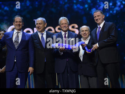 American Jewish acteur Michael Douglas, centre, reçoit le Prix de la Genèse le Premier ministre israélien Benjamin Netanyahu, à gauche, à Jérusalem, Israël, le 18 juin 2015. Le Prix Genesis rend hommage à des personnes qui ont atteint l'excellence dans leur domaine et ont inspiré d'autres personnes dans leur engagement et leur dévouement à la communauté juive et l'état d'Israël. -Piscine Photo par Debbie Hill/UPI Banque D'Images