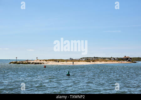 Joli banc de sable blanc à Mudeford Spit (Mudeford Beach) un jour d'été. Mudeford, Christchurch, Bournemout, Dorset (le Solent / manche) Banque D'Images