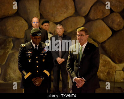 Le secrétaire américain de la Défense Ashton Carter (R) se tient dans le silence après le dépôt d'une couronne lors d'une cérémonie commémorative dans la salle du Souvenir de l'Holocauste Yad Vashem Musée qui commémore les six millions de Juifs tués par les Nazis allemands pendant la Seconde Guerre mondiale, à Jérusalem, Israël, le 21 juillet 2015. Carter est en visite en Israël pour atténuer les inquiétudes sur l'accord nucléaire avec l'Iran. Photo par Debbie Hill/UPI Banque D'Images