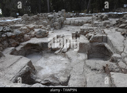 Un aperçu d'un site archéologique qui a révélé un grand mausolée, révélés par l'Autorité des antiquités d'Israël lors de la recherche de l'emplacement réel de la tombe des Maccabées à Modi'in, Israël, le 21 septembre 2015. Période Byzantine mosaïques ornées d'une croix a été trouvé dans le sol d'une banque d'enterrement qu'on croit liés avec les tombeaux des Maccabées qui étaient saints exalté dans les yeux au début de la chrétienté. Les Maccabées ont mené le soulèvement contre l'autorité grecque et étaient responsables de l'élévation de l'impureté du Second Temple. Pour l'instant, les preuves archéologiques n'est pas à jour Banque D'Images