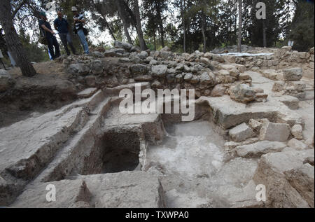 Un aperçu d'un site archéologique qui a révélé un grand mausolée, révélés par l'Autorité des antiquités d'Israël lors de la recherche de l'emplacement réel de la tombe des Maccabées à Modi'in, Israël, le 21 septembre 2015. Période Byzantine mosaïques ornées d'une croix a été trouvé dans le sol d'une banque d'enterrement qu'on croit liés avec les tombeaux des Maccabées qui étaient saints exalté dans les yeux au début de la chrétienté. Les Maccabées ont mené le soulèvement contre l'autorité grecque et étaient responsables de l'élévation de l'impureté du Second Temple. Pour l'instant, les preuves archéologiques n'est pas à jour Banque D'Images