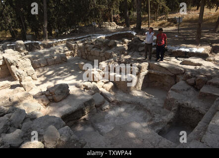 Un aperçu d'un site archéologique qui a révélé un grand mausolée, révélés par l'Autorité des antiquités d'Israël lors de la recherche de l'emplacement réel de la tombe des Maccabées à Modi'in, Israël, le 21 septembre 2015. Période Byzantine mosaïques ornées d'une croix a été trouvé dans le sol d'une banque d'enterrement qu'on croit liés avec les tombeaux des Maccabées qui étaient saints exalté dans les yeux au début de la chrétienté. Les Maccabées ont mené le soulèvement contre l'autorité grecque et étaient responsables de l'élévation de l'impureté du Second Temple. Pour l'instant, les preuves archéologiques n'est pas à jour Banque D'Images