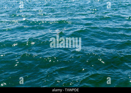 Un close up / détail de mer bleu clair / vagues en remplissant le cadre. Manche. Banque D'Images