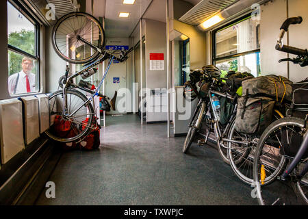 Compartiment à vélos dans le train autrichien. Grand compartiment à vélos dans le train local ÖBB Banque D'Images