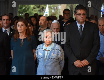 La famille d'Itzhak Rabin, fille, Dalia, gauche, sa sœur, Rachel, centre, et son fils, Yuval, assister à la cérémonie officielle marquant le 20e anniversaire de l'assassinat de l'ancien Premier Ministre Yitzhak Rabin dans le Mt. Cimetière de Herzl à Jérusalem, Israël, le 26 octobre 2015. Rabin a été assassiné par un extrémiste de droite israélien qui s'opposaient à ses concessions pour la paix avec les Palestiniens. Photo par Debbie Hill/ UPI Banque D'Images