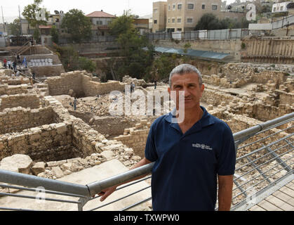 Le Dr archéologue Doron Ben-Ami est à un aperçu d'une zone d'excavation à la ville de David Parc d'archéologie à l'extérieur de la vieille ville de Jérusalem, près du quartier de Silwan à Jérusalem-Est, le 3 novembre 2015. Selon l'Autorité des antiquités d'Israël, après des années de fouilles sous le parking Givati, les vestiges d'un bastion, l'Acra, utilisée par les Grecs il y a plus de 2 000 ans pour contrôler le Mont du Temple sous le règne du Roi Antiochus Épiphane (ch. 215-164 BCE) ont été découverts sur le site d'excavation. Archéologiques de pierres d'élingage, pointes, et ballista Banque D'Images