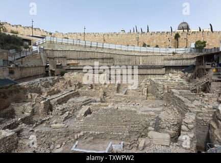 Un aperçu d'une zone d'excavation à la ville de David Parc d'archéologie à l'extérieur de la vieille ville de Jérusalem, près du quartier de Silwan à Jérusalem-Est, le 3 novembre 2015. Selon l'Autorité des antiquités d'Israël, après des années de fouilles sous le parking Givati, les vestiges d'un bastion, l'Acra, utilisée par les Grecs il y a plus de 2 000 ans pour contrôler le Mont du Temple sous le règne du Roi Antiochus Épiphane (ch. 215-164 BCE) ont été découverts sur le site d'excavation. Archéologiques de la sangle, des pointes de pierres, et des pierres ont été récupérées et balistes sont la preuve Banque D'Images