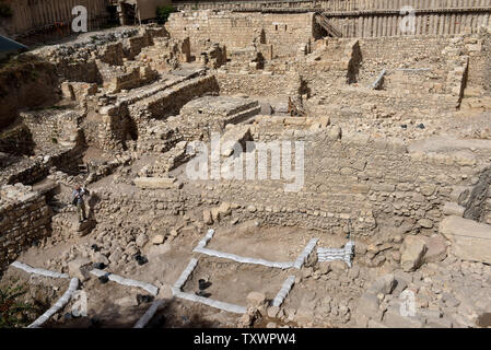 Un aperçu d'une zone d'excavation à la ville de David Parc d'archéologie à l'extérieur de la vieille ville de Jérusalem, près du quartier de Silwan à Jérusalem-Est, le 3 novembre 2015. Selon l'Autorité des antiquités d'Israël, après des années de fouilles sous le parking Givati, les vestiges d'un bastion, l'Acra, utilisée par les Grecs il y a plus de 2 000 ans pour contrôler le Mont du Temple sous le règne du Roi Antiochus Épiphane (ch. 215-164 BCE) ont été découverts sur le site d'excavation. Archéologiques de la sangle, des pointes de pierres, et des pierres ont été récupérées et balistes sont la preuve Banque D'Images