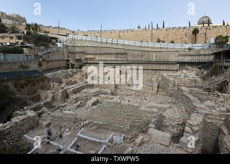 Un aperçu d'une zone d'excavation à la ville de David Parc d'archéologie à l'extérieur de la vieille ville de Jérusalem, près du quartier de Silwan à Jérusalem-Est, le 3 novembre 2015. Selon l'Autorité des antiquités d'Israël, après des années de fouilles sous le parking Givati, les vestiges d'un bastion, l'Acra, utilisée par les Grecs il y a plus de 2 000 ans pour contrôler le Mont du Temple sous le règne du Roi Antiochus Épiphane (ch. 215-164 BCE) ont été découverts sur le site d'excavation. Archéologiques de la sangle, des pointes de pierres, et des pierres ont été récupérées et balistes sont la preuve Banque D'Images