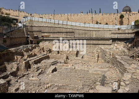 Un aperçu d'une zone d'excavation à la ville de David Parc d'archéologie à l'extérieur de la vieille ville de Jérusalem, près du quartier de Silwan à Jérusalem-Est, le 3 novembre 2015. Selon l'Autorité des antiquités d'Israël, après des années de fouilles sous le parking Givati, les vestiges d'un bastion, l'Acra, utilisée par les Grecs il y a plus de 2 000 ans pour contrôler le Mont du Temple sous le règne du Roi Antiochus Épiphane (ch. 215-164 BCE) ont été découverts sur le site d'excavation. Archéologiques de la sangle, des pointes de pierres, et des pierres ont été récupérées et balistes sont la preuve Banque D'Images