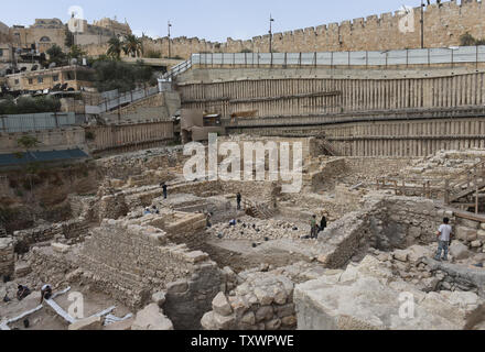 Archéologie Les élèves travaillent à une zone d'excavation dans la ville de David Parc d'archéologie à l'extérieur de la vieille ville de Jérusalem, près du quartier de Silwan à Jérusalem-Est, le 3 novembre 2015. Selon l'Autorité des antiquités d'Israël, après des années de fouilles sous le parking Givati, les vestiges d'un bastion, l'Acra, utilisée par les Grecs il y a plus de 2 000 ans pour contrôler le Mont du Temple sous le règne du Roi Antiochus Épiphane (ch. 215-164 BCE) ont été découverts sur le site d'excavation. Archéologiques de la sangle, des pointes de pierres, et des pierres ont été récupérées et balistes Banque D'Images