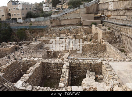 Un aperçu d'une zone d'excavation à la ville de David Parc d'archéologie à l'extérieur de la vieille ville de Jérusalem, près du quartier de Silwan à Jérusalem-Est, le 3 novembre 2015. Selon l'Autorité des antiquités d'Israël, après des années de fouilles sous le parking Givati, les vestiges d'un bastion, l'Acra, utilisée par les Grecs il y a plus de 2 000 ans pour contrôler le Mont du Temple sous le règne du Roi Antiochus Épiphane (ch. 215-164 BCE) ont été découverts sur le site d'excavation. Archéologiques de la sangle, des pointes de pierres, et des pierres ont été récupérées et balistes sont la preuve Banque D'Images