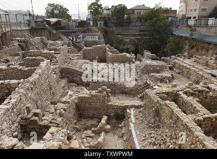 Un aperçu d'une zone d'excavation à la ville de David Parc d'archéologie à l'extérieur de la vieille ville de Jérusalem, près du quartier de Silwan à Jérusalem-Est, le 3 novembre 2015. Selon l'Autorité des antiquités d'Israël, après des années de fouilles sous le parking Givati, les vestiges d'un bastion, l'Acra, utilisée par les Grecs il y a plus de 2 000 ans pour contrôler le Mont du Temple sous le règne du Roi Antiochus Épiphane (ch. 215-164 BCE) ont été découverts sur le site d'excavation. Archéologiques de la sangle, des pointes de pierres, et des pierres ont été récupérées et balistes sont la preuve Banque D'Images