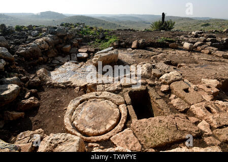 Un aperçu d'une ancienne presse à huile déterrés dans un 1,5000 ans monastère byzantin de 500 CE, par l'Autorité israélienne des antiquités à Rosh Ha-Ayin, près de Tel Aviv, Israël, le 30 décembre 2015. Le monastère a été découvert parce que les archéologues doivent inspecter tous les nouveaux chantiers et un nouveau quartier est en construction dans la région. Le monastère abrite une église, une presse à huile, quartiers d'habitation pour environ 30 personnes et d'équitation. Il y a une inscription grecque en mosaïques colorées qui lit 'Ce lieu a été construit sous Théodose le prêtre. La paix soit avec vous quand vous venez, et que la paix soit avec vous Banque D'Images