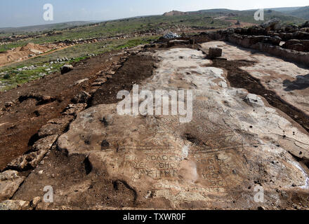 Un aperçu d'une partie d'une année 1,5000 vieux monastère byzantin de 500 CE, mis au jour par l'Autorité israélienne des antiquités à Rosh Ha-Ayin, près de Tel Aviv, Israël, le 30 décembre 2015. Le monastère a été découvert parce que les archéologues doivent inspecter tous les nouveaux chantiers et un nouveau quartier est en construction dans la région. Le monastère abrite une église, une presse à huile, quartiers d'habitation pour environ 30 personnes et d'équitation. Il y a une inscription grecque en mosaïques colorées qui lit 'Ce lieu a été construit sous Théodose le prêtre. La paix soit avec vous quand vous venez, et que la paix soit avec vous quand vous allez, Amen Banque D'Images