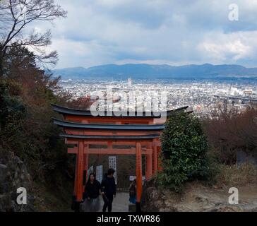 Portes torii rouge à Fushimi Inari Taisha et vue sur la montagne de Kyoto d'Inari. Banque D'Images