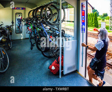 Vélos emballés dans le compartiment de train de la voie ferrée tchèque. A la frontière avec la République tchèque, modifier le personnel ainsi que les conditions de transport des bagages Banque D'Images