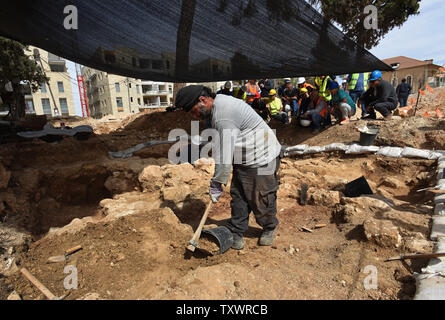 Un travailleur de l'Autorité des Antiquités israéliennes creuse une 1,6000 ans Bathhouse romain à partir de la 4ème ou 5ème siècle de notre ère, qui a été découvert dans l'Schneller composé dans Jérusalem, Israël, le 2 mars 2016. Le bain public a été découvert avant la construction de bâtiments d'habitation pour la population juive ultra-orthodoxes. L'établissement comprend des tuyaux en terre cuite utilisé pour chauffer les bains publics et plusieurs briques en argile, certains qui ont été estampillés avec le nom de la dixième Légion romaine, qui a participé à la conquête de Jérusalem juive. Une grande cave datant de la période romaine ou byzantine était une Banque D'Images