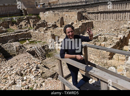 Archéologue et directeur d'excavation est titulaire d'un Tchekhanovets Yana année 2,5000 rare ancien joint portant le nom d'une 'femme Elihana bat Gael' qui a été découvert par l'Autorité des antiquités d'Israël au cours de fouilles dans la ville de David à Jérusalem Est, Israël, le 7 mars 2016. Selon les archéologues, le propriétaire de la femelle seal était exceptionnelle par rapport à d'autres femmes de la première période du Temple depuis le sceau prouve qu'elle avaient un statut juridique qui lui a permis de faire des affaires et posséder des biens. Le joint est fait d'une pierre semi-précieuse et il est inscrit en caractères hébraïques. Le joint a été trouvé Banque D'Images