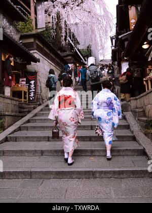 Vieille ville de Kyoto, le quartier Higashiyama Sakura au Japon au cours de la saison et des femmes habillées en kimono traditionnel. Banque D'Images