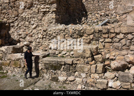 Archéologue et directeur d'excavation Yana Tchekhanovets indique le site où une rare 2,5000 année ancien joint portant le nom d'une 'femme Elihana bat Gael' a été découvert par l'Autorité des antiquités d'Israël au cours de fouilles dans la ville de David à Jérusalem Est, Israël, le 7 mars 2016. Selon les archéologues, le propriétaire de la femelle seal était exceptionnelle par rapport à d'autres femmes de la première période du Temple depuis le sceau prouve qu'elle avaient un statut juridique qui lui a permis de faire des affaires et posséder des biens. Le joint est fait d'une pierre semi-précieuse et il est inscrit en caractères hébraïques. Le joint Banque D'Images