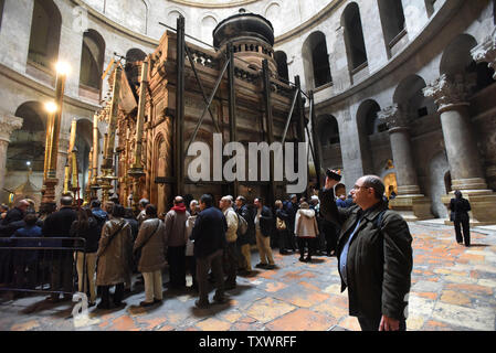 Un touriste prend une photo dans l'église du Saint Sépulcre où il est dit que Jésus Christ a été crucifié et ressuscité dans la vieille ville de Jérusalem, le 22 mars 2016. Photo par Debbie Hill/ UPI Banque D'Images