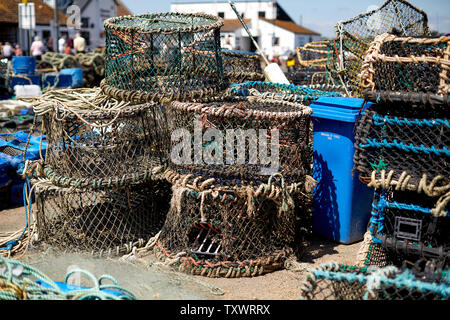Pêche et des casiers à homard sur le port de Mudeford Quay, Dorset. La partie de l'industrie de la pêche. Banque D'Images