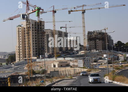 Grues de construction se tiennent près de nouveaux logements en construction dans la colonie de Har Homa, au sud de Jérusalem-Est, le 2 août 2016. Le Département d'État des États-Unis a fortement condamné la récente décision d'étendre la construction dans les colonies juives de la Cisjordanie et Jérusalem Est. Photo par Debbie Hill/ UPI Banque D'Images