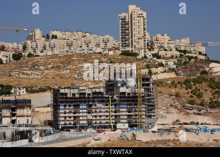 Grues de construction se tiennent près de nouveaux logements en construction dans la colonie de Har Homa, au sud de Jérusalem-Est, le 2 août 2016. Le Département d'État des États-Unis a fortement condamné la récente décision d'étendre la construction dans les colonies juives de la Cisjordanie et Jérusalem Est. Photo par Debbie Hill/ UPI Banque D'Images