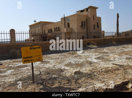 Danger d'un signe de la mine se trouve en face d'une Église orthodoxe éthiopienne près du Jourdain à Qasr el-Yahud le site du baptême, près de Jéricho en Cisjordanie, le 27 juin 2016. Le site traditionnel du baptême de Jésus par Jean le Baptiste est entouré de champs de mines terrestres à gauche après la guerre des Six Jours en 1967. Plusieurs églises ne sont pas accessibles aux pèlerins parce qu'ils sont situés derrière les barbelés pendant cinq décennies. Israéliens et Palestiniens ont fait un accord rare de permettre à un groupe anti-mines britanniques, HALO Trust, à bientôt commencer à effacer quelque 4 000 mines antipersonnel. Cela va permettre, Christia Banque D'Images