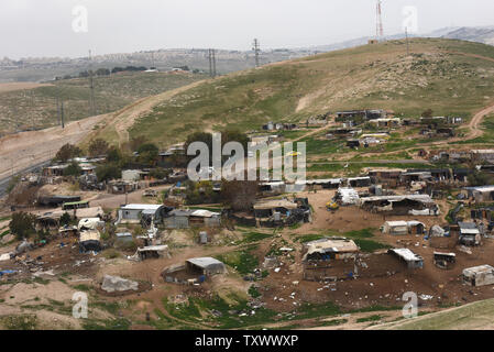 Une vue générale de la village bédouin Khan Al-Ahmar en Cisjordanie, le 22 février 2017. L'Administration civile israélienne distribué d'ordres de démolition pour les bédouins, village situé dans la zone C, qui est entièrement sous contrôle militaire et civil israélien. Khan Al-Ahmar est entouré de colonies israéliennes en dehors de Jérusalem, dans le désert de Judée. Photo par Debbie Hill/UPI Banque D'Images