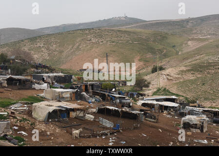 Une vue générale de la village bédouin Khan Al-Ahmar en Cisjordanie, le 22 février 2017. L'Administration civile israélienne distribué d'ordres de démolition pour les bédouins, village situé dans la zone C, qui est entièrement sous contrôle militaire et civil israélien. Khan Al-Ahmar est entouré de colonies israéliennes en dehors de Jérusalem, dans le désert de Judée. Photo par Debbie Hill/UPI Banque D'Images