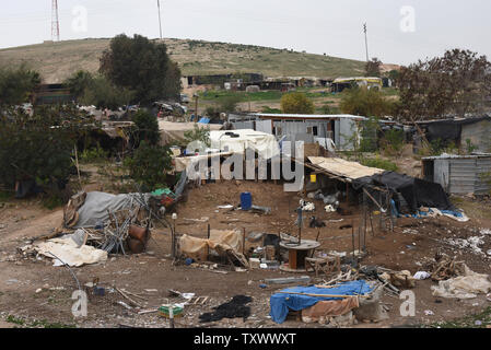 Une vue générale de la village bédouin Khan Al-Ahmar en Cisjordanie, le 22 février 2017. L'Administration civile israélienne distribué d'ordres de démolition pour les bédouins, village situé dans la zone C, qui est entièrement sous contrôle militaire et civil israélien. Khan Al-Ahmar est entouré de colonies israéliennes en dehors de Jérusalem, dans le désert de Judée. Photo par Debbie Hill/UPI Banque D'Images