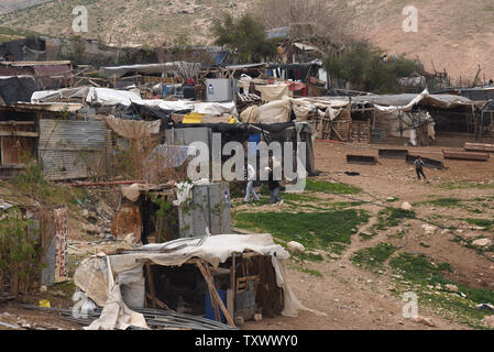 Une vue générale de la village bédouin Khan Al-Ahmar en Cisjordanie, le 22 février 2017. L'Administration civile israélienne distribué d'ordres de démolition pour les bédouins, village situé dans la zone C, qui est entièrement sous contrôle militaire et civil israélien. Khan Al-Ahmar est entouré de colonies israéliennes en dehors de Jérusalem, dans le désert de Judée. Photo par Debbie Hill/UPI Banque D'Images