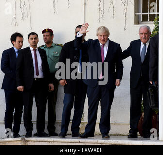 Secrétaire d'État britannique aux Affaires étrangères et du Commonwealth, Boris Johnson, vagues à la presse à son arrivée à l'administration centrale du Président palestinien pour une rencontre avec le président Mahmoud Abbas à Ramallah, en Cisjordanie, le 8 mars 2017. Photo par Debbie Hill/UPI Banque D'Images