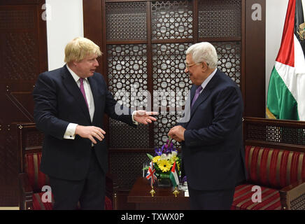 Secrétaire d'État britannique aux Affaires étrangères et du Commonwealth, Boris Johnson (L) rencontre avec le président palestinien Mahmoud Abbas (R) dans son quartier général de Ramallah, en Cisjordanie, le 8 mars 2017. Photo par Debbie Hill/UPI Banque D'Images