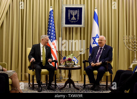 Le secrétaire américain à la Défense, James Mattis (L) rencontre le président israélien Reuven Rivlin (R) à sa résidence à Jérusalem, Israël, le 21 avril 2017. Mattis est sur une semaine de voyage au Moyen-Orient et c'est sa première visite en Israël en tant que secrétaire de la Défense. Photo par Debbie Hill/UPI Banque D'Images