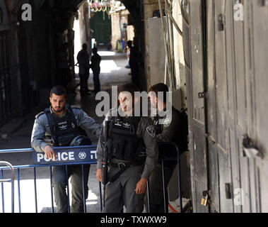 La police israélienne des frontières de l'homme un point de contrôle pour empêcher les Palestiniens d'atteindre le Mont du Temple, connu des musulmans sous le noble sanctuaire dans la vieille ville de Jérusalem, le 15 juillet 2017. Le Mont du Temple est resté fermé aux fidèles musulmans pour le deuxième jour après les Arabes israéliens ont tué deux policiers israéliens dans une attaque armée dirigée contre le vendredi. Les tensions ont éclaté entre la Jordanie et Israël lorsqu'un porte-parole jordanien accusé de violation israélienne le statu quo en interdisant aux musulmans de prier sur le mont. Le Premier ministre israélien Benjamin Netanyahu a déclaré que son gouvernement n'évaluer la situation en matière de sécurité sur Banque D'Images