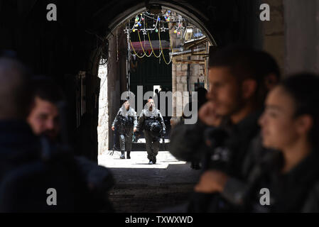 La police des frontières israélienne patrouille près de l'entrée du Mont du Temple, connu des musulmans sous le noble sanctuaire dans la vieille ville de Jérusalem, le 15 juillet 2017. Le Mont du Temple est resté fermé aux fidèles musulmans pour le deuxième jour après les Arabes israéliens ont tué deux policiers israéliens dans une attaque armée dirigée contre le vendredi. Les tensions ont éclaté entre la Jordanie et Israël lorsqu'un porte-parole jordanien accusé de violation israélienne le statu quo en interdisant aux musulmans de prier sur le mont. Le Premier ministre israélien Benjamin Netanyahu a déclaré que son gouvernement n'évaluer la situation en matière de sécurité le dimanche. - Photo de Deb Banque D'Images