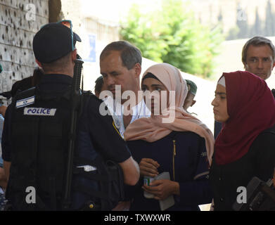 La police israélienne arrête les Palestiniens d'entrer dans la vieille ville de Jérusalem par la porte du Lion, près du Mont du Temple, également appelé noble sanctuaire par les musulmans, le 16 juillet 2017. La sécurité israélienne a rouvert le Mont du Temple après l'installation de nouvelles mesures de sécurité, y compris des détecteurs de métal et les caméras, après le lieu saint a été fermée depuis trois Arabes israéliens ont tué deux policiers israéliens dans une attaque armée dirigée contre le vendredi. Les chefs du Waqf islamique de Jérusalem a refusé d'entrer dans le saint lieu par les forces israéliennes de détecteurs de métal et organisé une prière à l'extérieur de l'enceinte de la mosquée. - Photo Banque D'Images