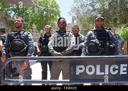 Les forces de sécurité israéliennes montent la garde près d'une entrée du Mont du Temple, également appelé noble sanctuaire par les musulmans, près de la porte du Lion dans la vieille ville de Jérusalem, le 16 juillet 2017. La sécurité israélienne a rouvert le Mont du Temple après l'installation de nouvelles mesures de sécurité, y compris des détecteurs de métal et les caméras, après le lieu saint a été fermée depuis trois Arabes israéliens ont tué deux policiers israéliens dans une attaque armée dirigée contre le vendredi. Les chefs du Waqf islamique de Jérusalem a refusé d'entrer dans le saint lieu par les forces israéliennes de détecteurs de métal et organisé une prière à l'extérieur de l'enceinte de la mosquée. - Photo de D Banque D'Images