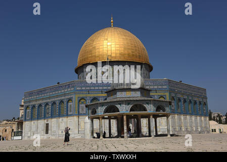 Un touriste prend une photo du Dôme du rocher dans la mosquée Al-Aqsa, dans la vieille ville de Jérusalem, le 18 juillet 2017. Les fidèles musulmans palestiniens refusent d'entrer dans l'enceinte après les autorités israéliennes le resserrement des mesures de sécurité par l'installation de détecteurs de métal et de caméras. Israël a rouvert le site sacré après avoir été fermé deux jours après une attaque de tir par les hommes israéliens arabes qui a tué deux policiers israéliens. - Photo de Debbie Hill/UPI Banque D'Images