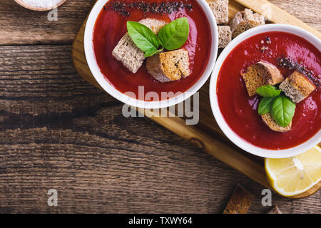 Soupe de tomate traditionnelle garnie de croûtons de pain de seigle et le thym, l'alimentation à base de plantes, Close up, selective focus, vue du dessus Banque D'Images