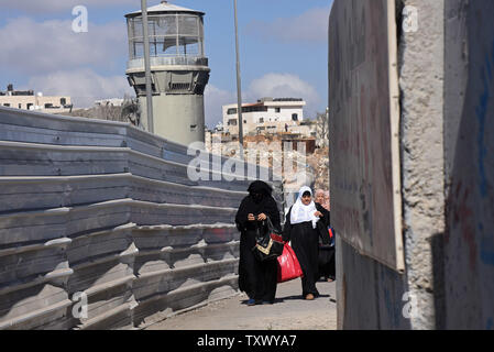 Les palestiniens à pied à travers les obstacles à franchir le poste de contrôle de Qalandiya, le contrôle israélien entre Ramallah, Cisjordanie et Jérusalem, le 3 octobre 2017. Le Ministère israélien de la Défense a annoncé que tous les passages en Israël pour les Palestiniens de Cisjordanie et de Gaza sera fermée pendant 11 jours au cours de la fête juive de Souccot. La fermeture aura un impact sur des dizaines de milliers de Palestiniens qui travaillent légalement en Israël. Les frontaliers seront fermées aux Palestiniens de mercredi, le 4 octobre au samedi 14 octobre, à l'exception des cas médicaux ou humanitaires. Photo par Debbie Hill/UPI Banque D'Images